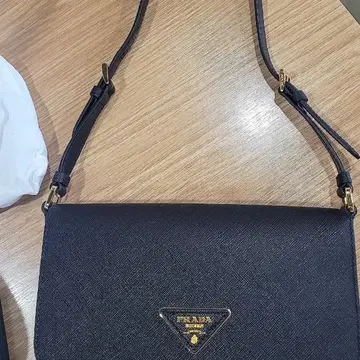 프라다 로고 플래그 숄더백 판매 브랜드 중고거래 플랫폼, 번개장터