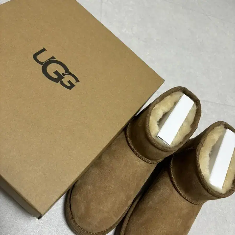 어그 UGG 클래식 미니2 250 US8 새상품