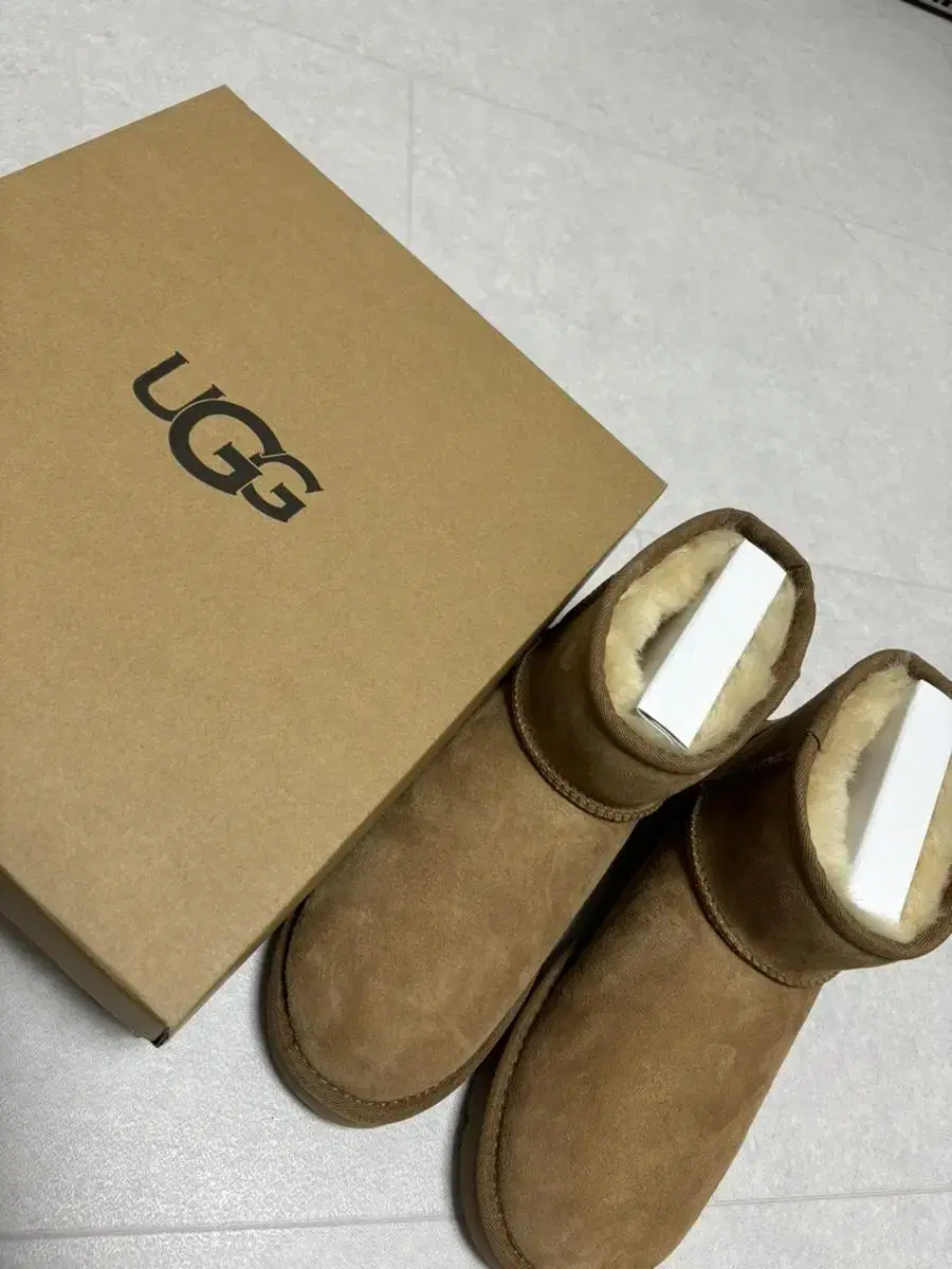 어그 UGG 클래식 미니2 250 US8 새상품