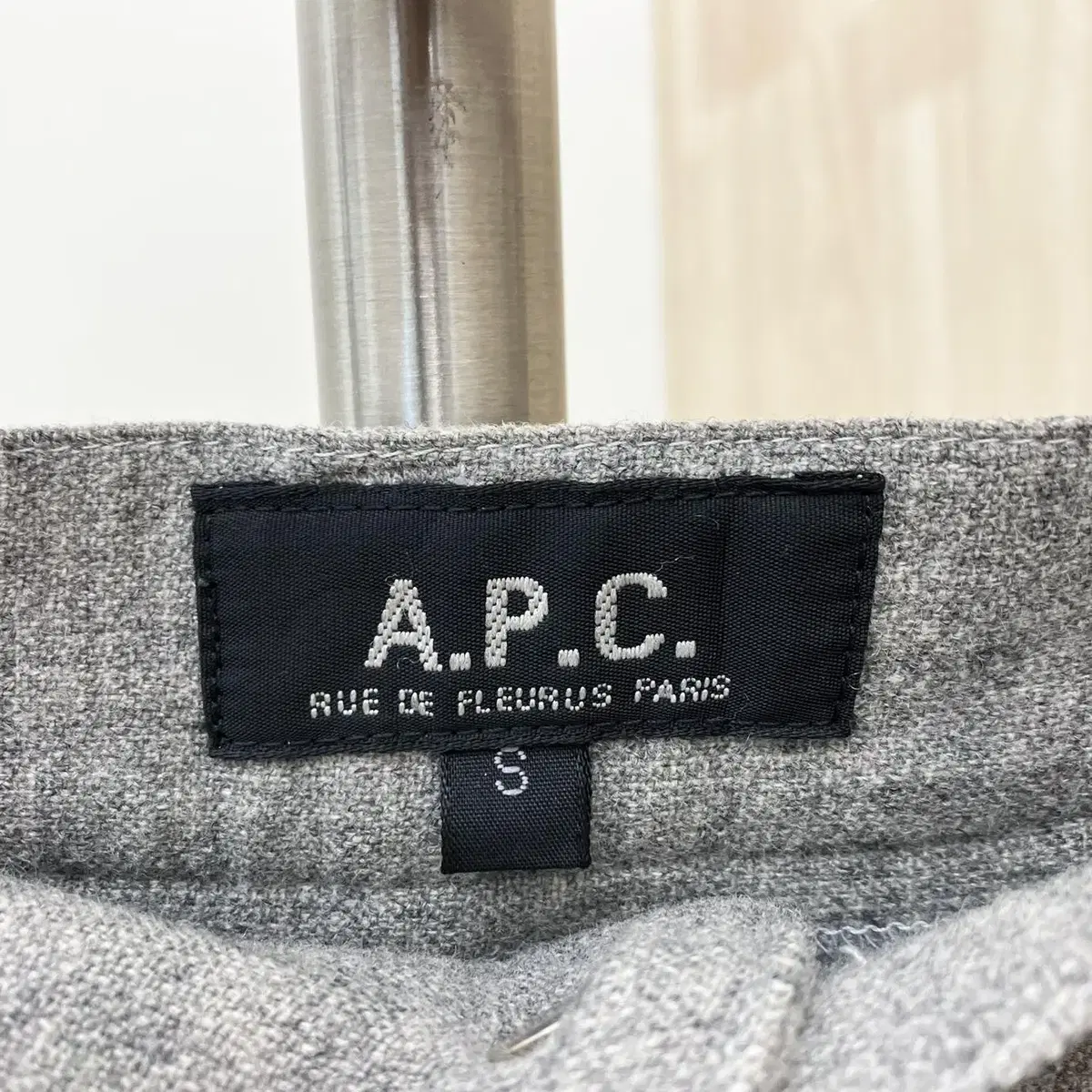 A.P.C 그레이 스트레이트 핏 코튼 미디 스커트