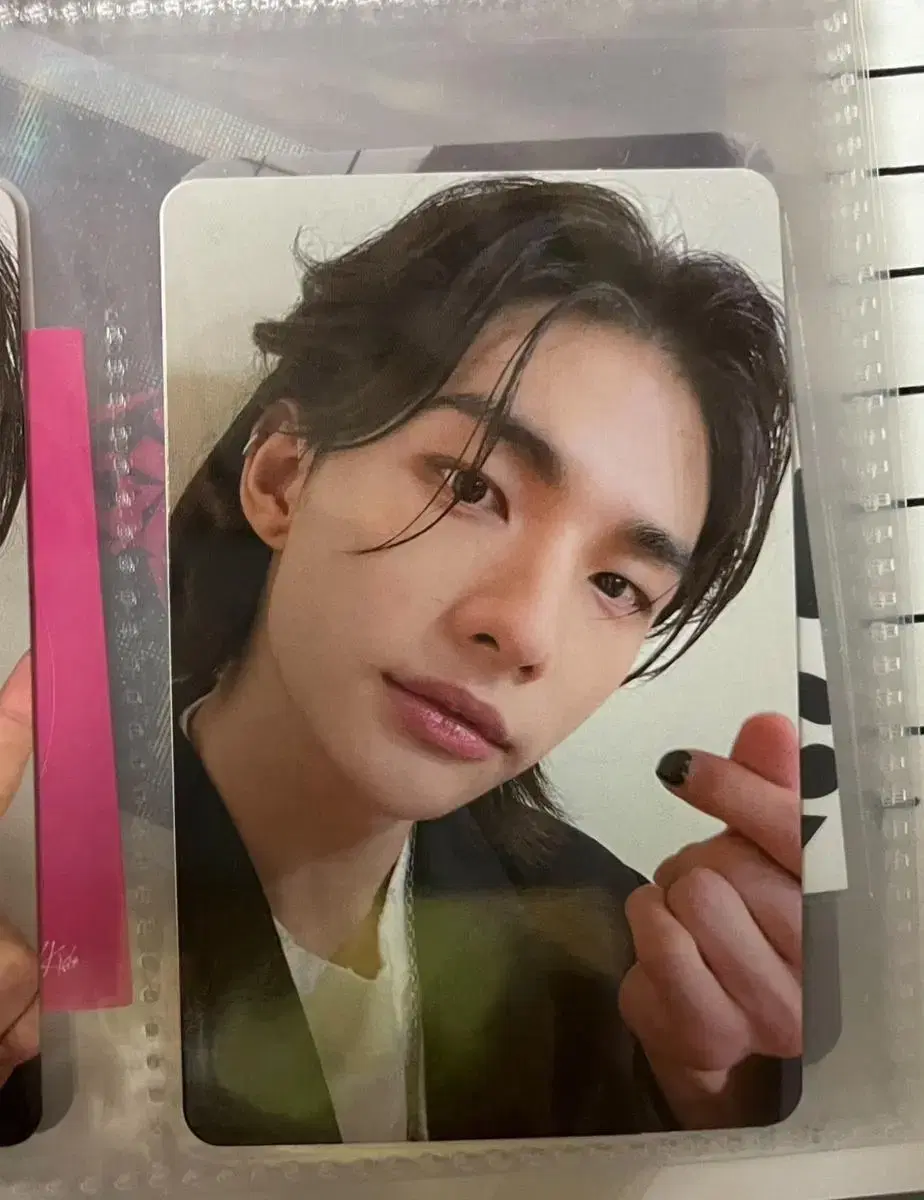 Sources / straykids rock hyunjin gibaway pop up photocard