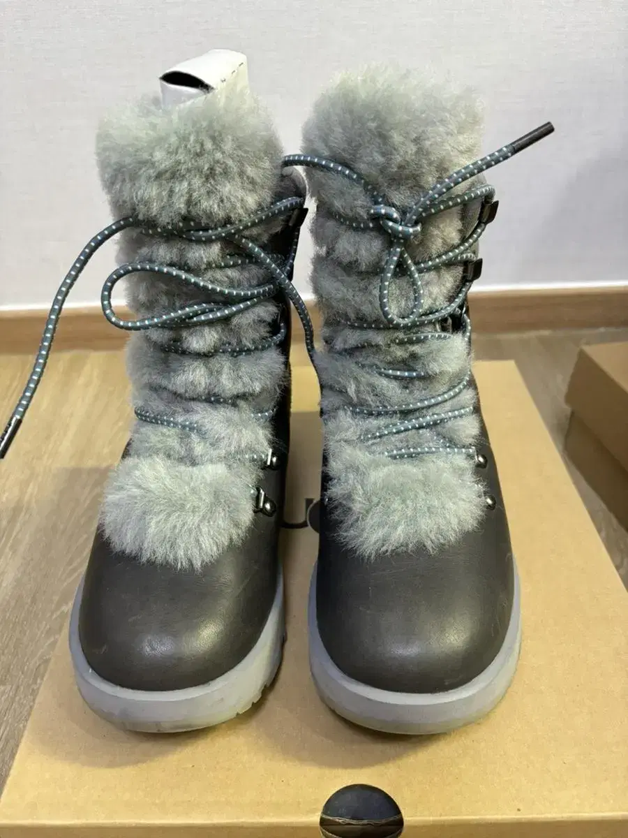 UGG 어그 워터프루프 털부츠 UGG VIKI BOOTS 230/ 9만원