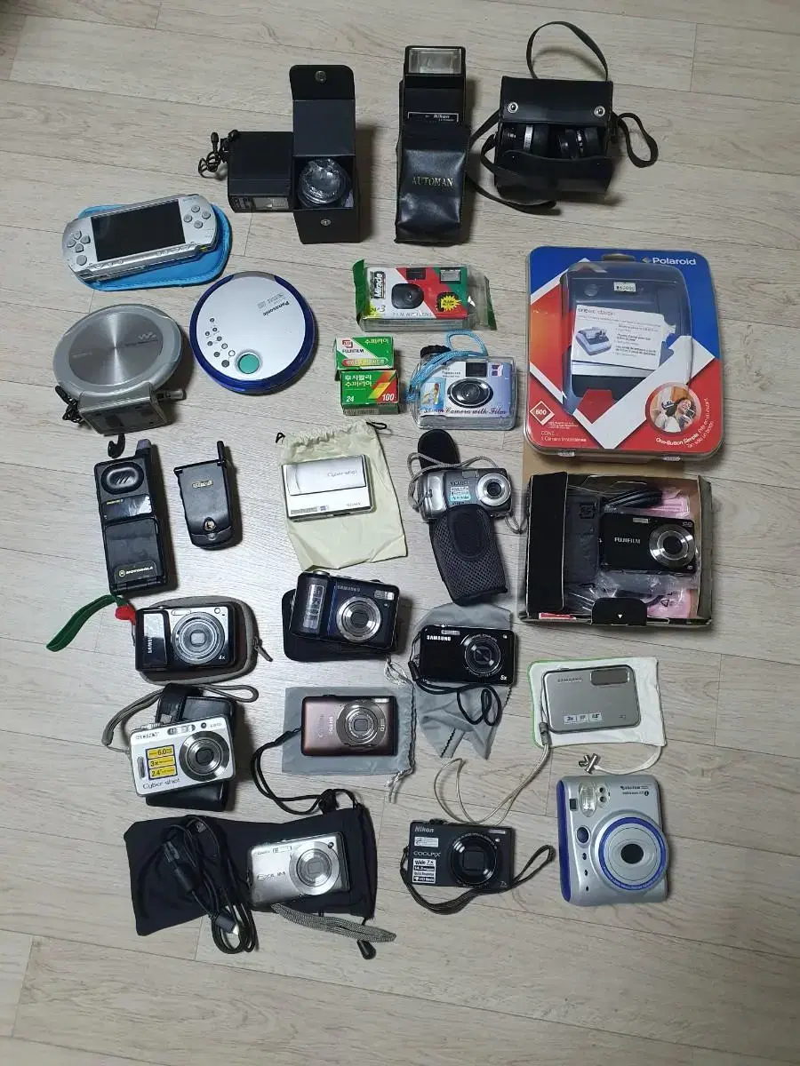 Selling various antique devices such as digital cameras and MP3 players in bulk