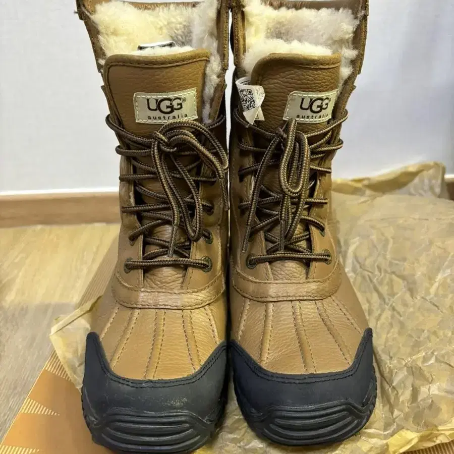 ugg 아디론댁 체스트넛 230/ 15만원