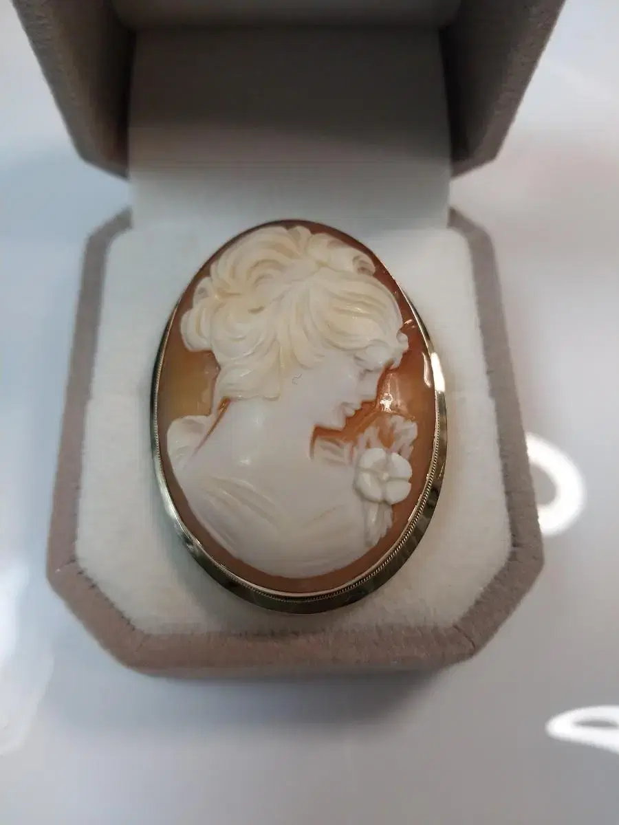 14k Italian big cameo brooch/pendant