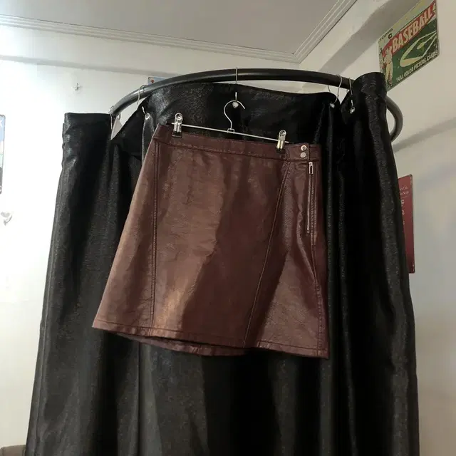 Vintage Zara burgundy leather mini sk