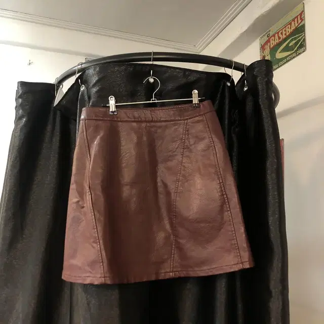 Vintage Zara burgundy leather mini sk