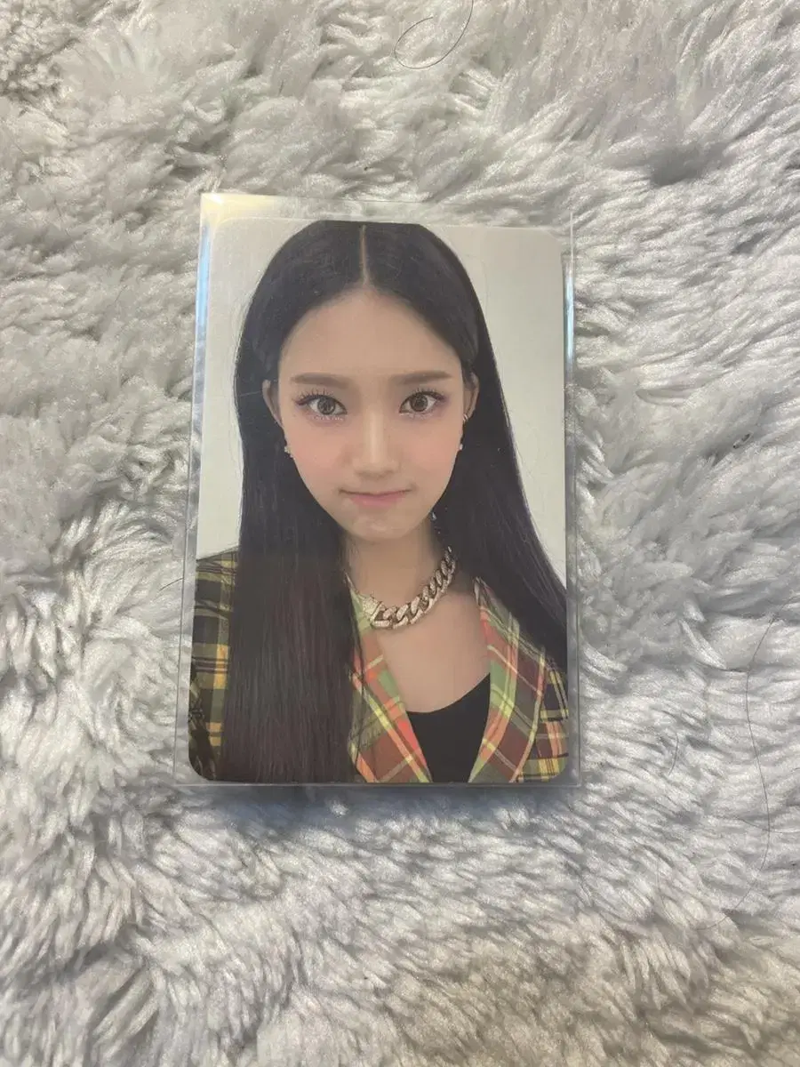 stayc isa sells sunglasses photocards