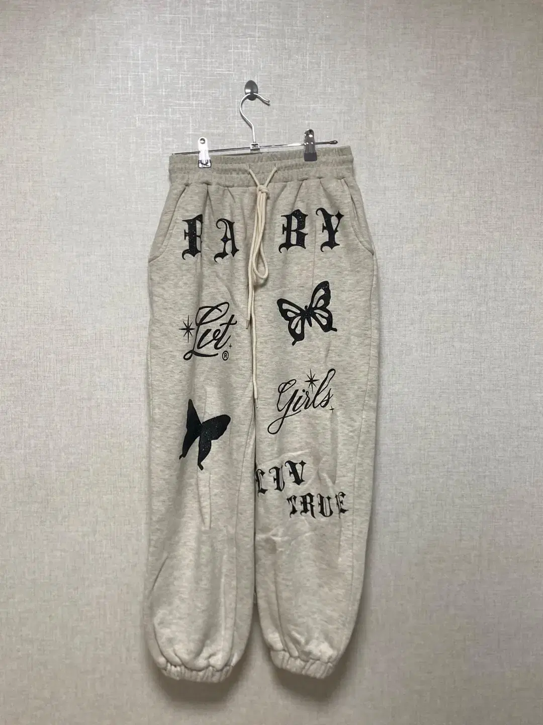 러브이즈트루 ow glitter jogger(ivory) 판매합니다.