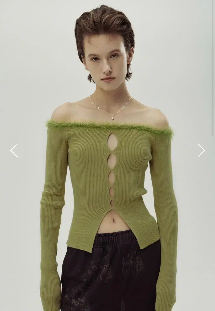 시눈 FUR OFF SHOULDER SWEATER