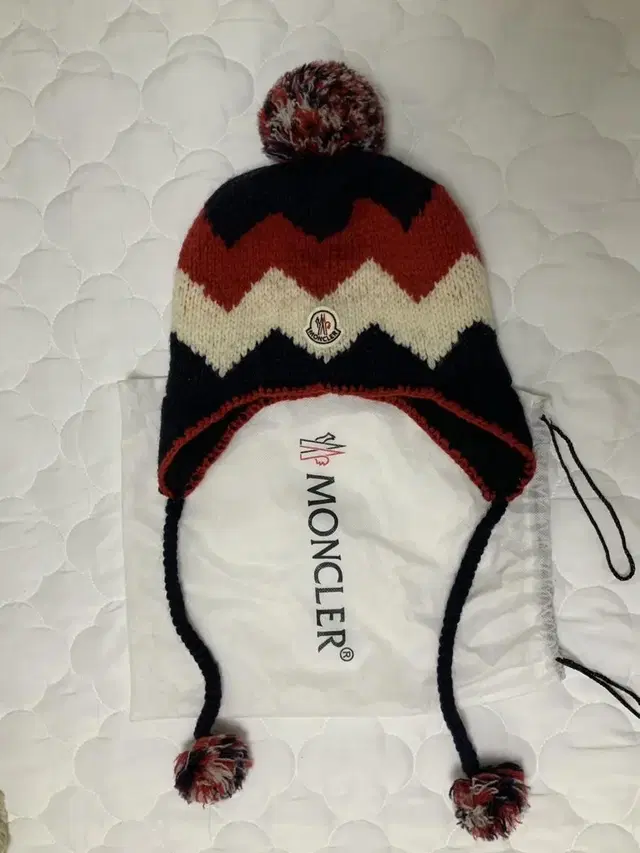 MONCLER 몽클레르 폼폼 귀마개 모자