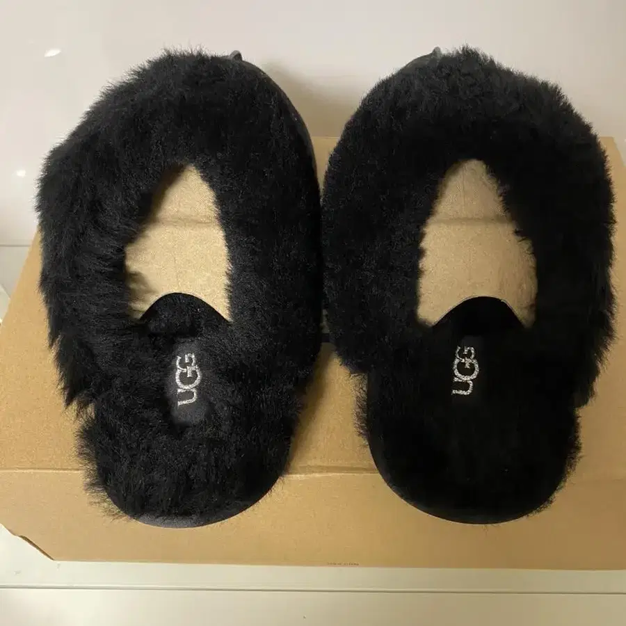 [새상품] UGG 어그 스커펫 메탈릭 스팟 슬리퍼