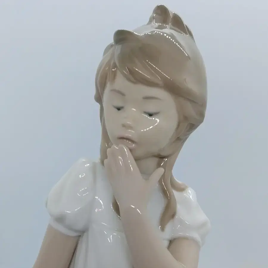 Nao Lladro Figurine. Young Girl Yawning