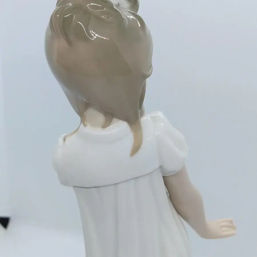 Nao Lladro Figurine. Young Girl Yawning