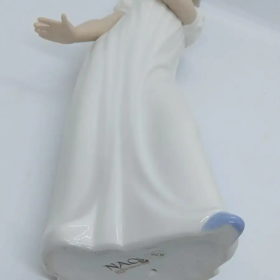 Nao Lladro Figurine. Young Girl Yawning