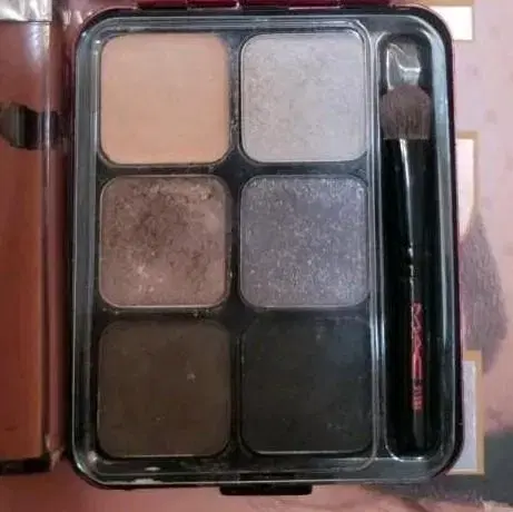 MAC limited edition I sell a palette of 6 eyeshadows