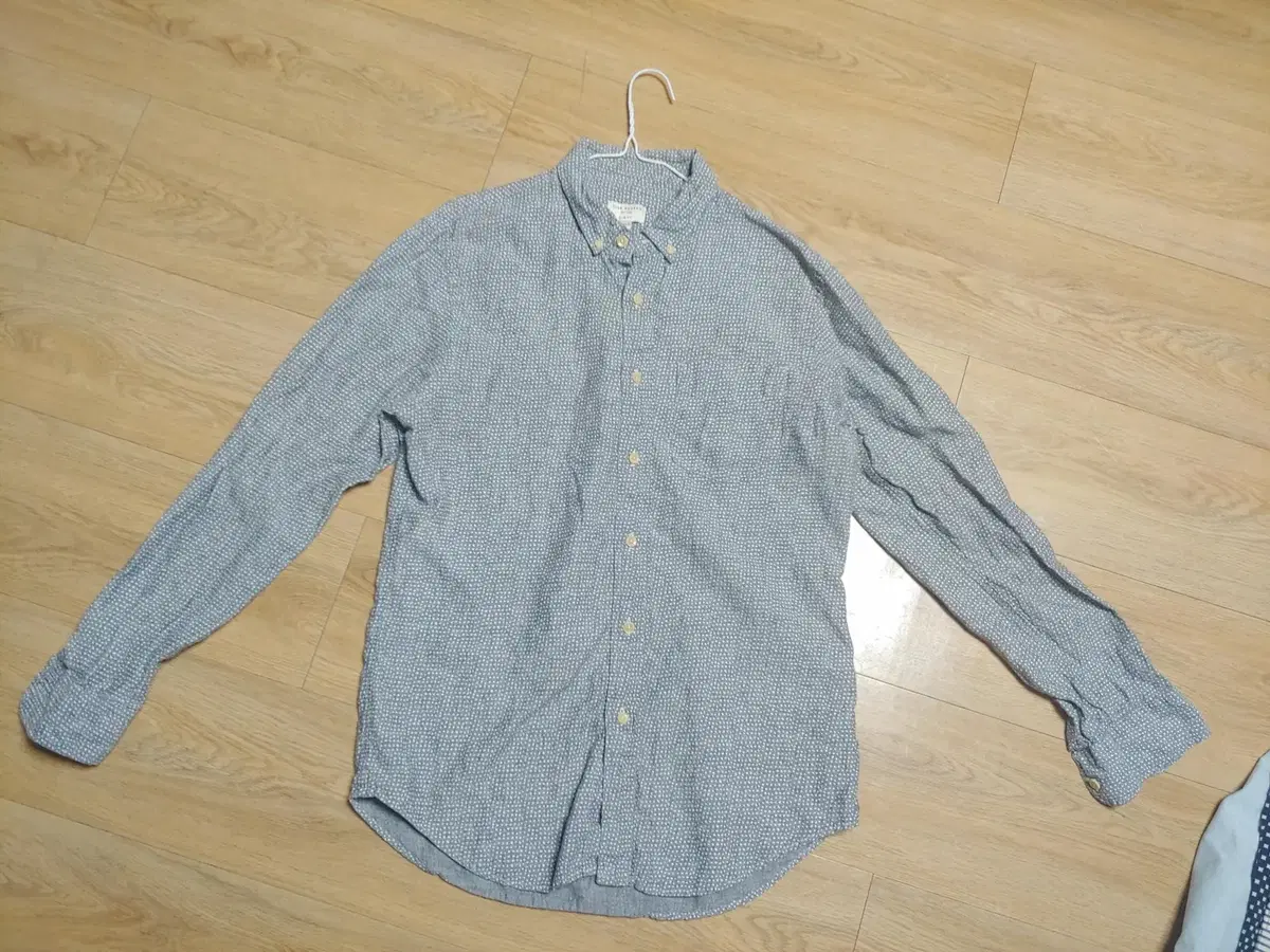 I have a Club Monaco shirt for sale, size M 95-100.