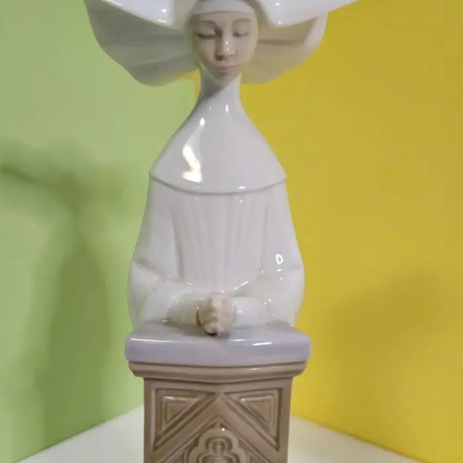 LLADRO 5502 Meditation 야드로 기도하는 수녀