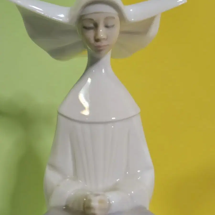 LLADRO 5502 Meditation 야드로 기도하는 수녀