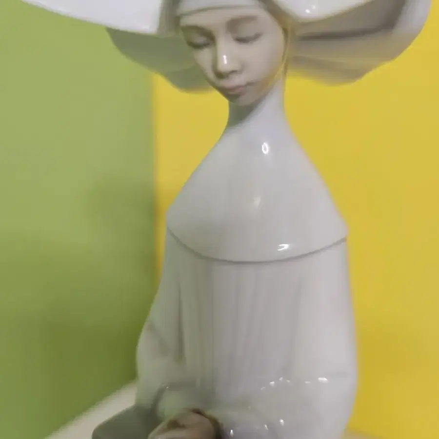 LLADRO 5502 Meditation 야드로 기도하는 수녀