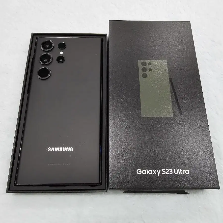 갤럭시S23울트라펜텀블랙SK256GB 사진그대로입니다