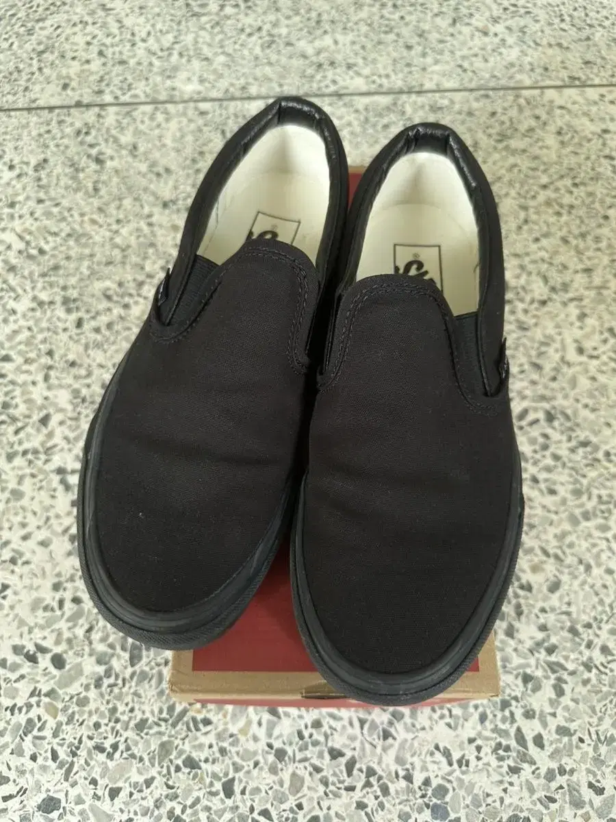 CoreClassic All Black Slip-On 250