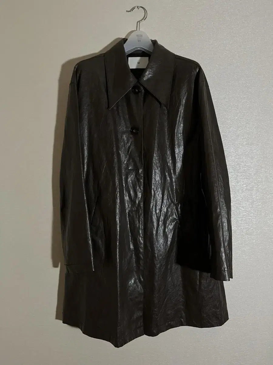 LE FAUX LEATHER CRACK COAT Vegan leather coat