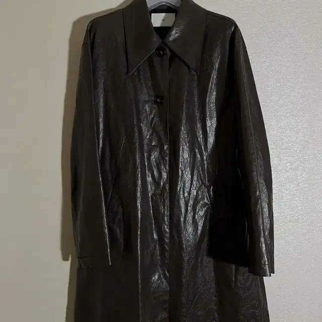 le faux leather crack coat 비건레더코트