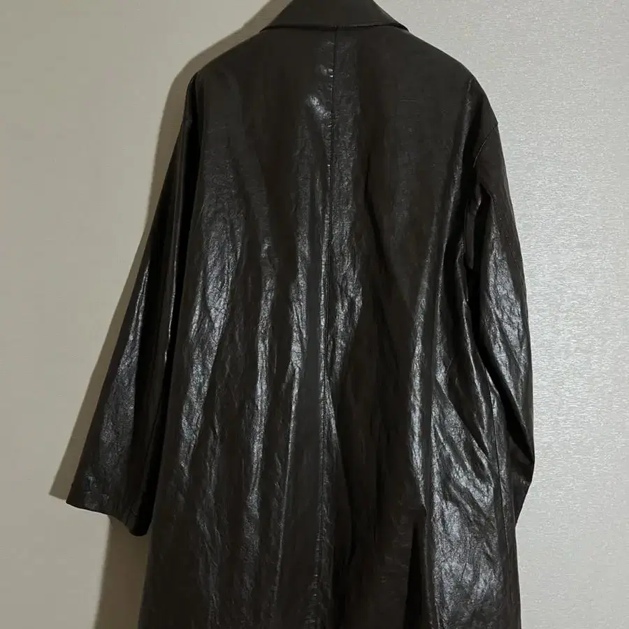 le faux leather crack coat 비건레더코트