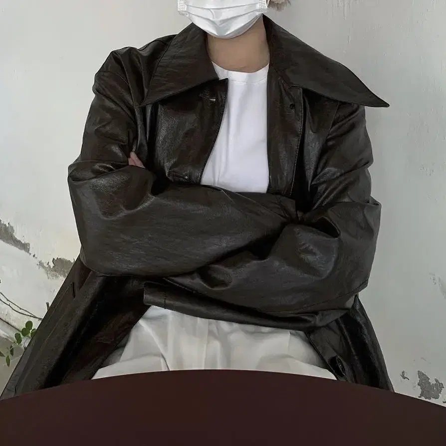 le faux leather crack coat 비건레더코트