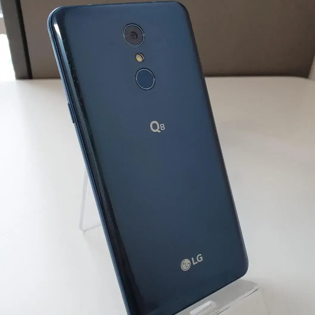 LG Q8 (3063)