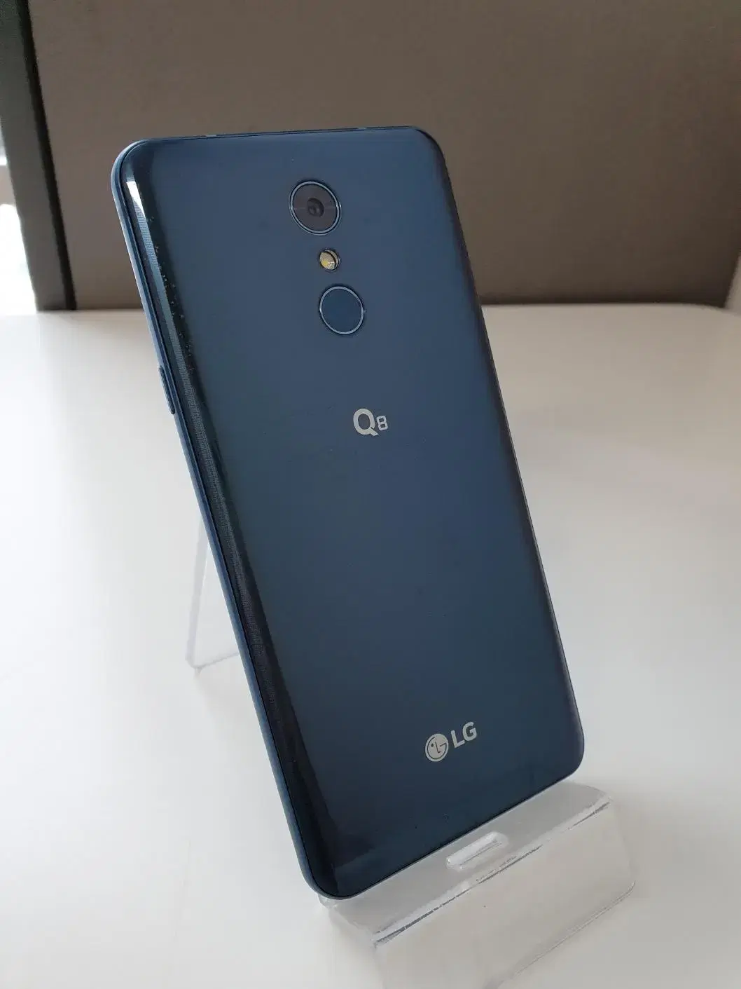 LG Q8 (3063)