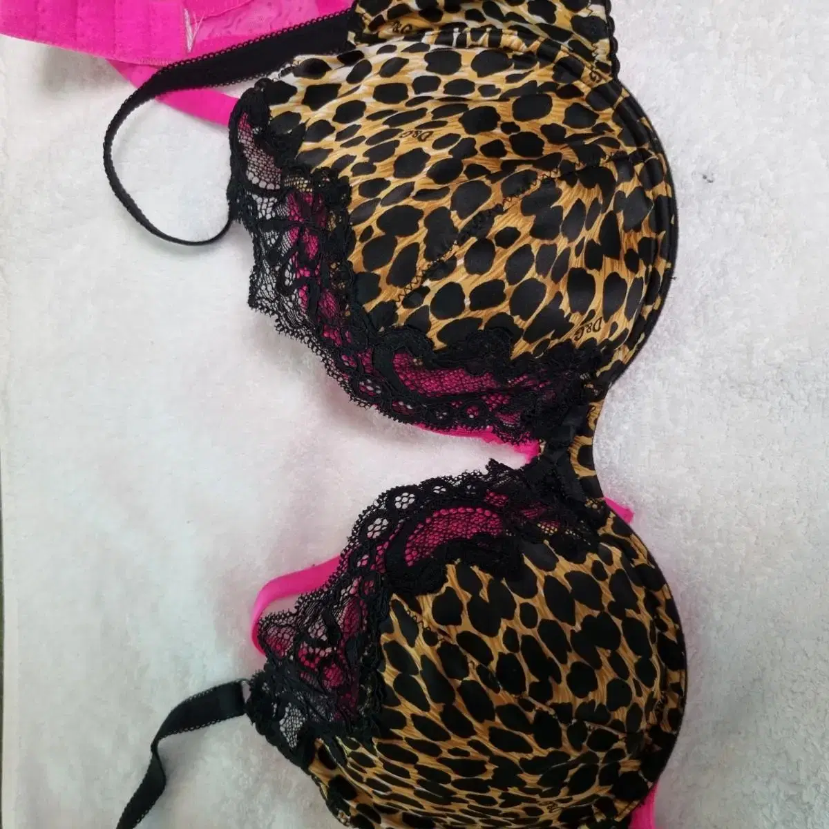 Dolce&Gabbana38B66Vahn 77Please lower the price because the silicone is squishy