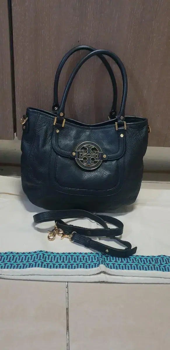 Tory Burch Amanda Hobo Shoulder Bag