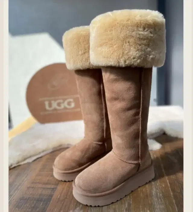 정품]UGG 오버 더 니 버튼플랫폼(4cm) 어그부츠 36