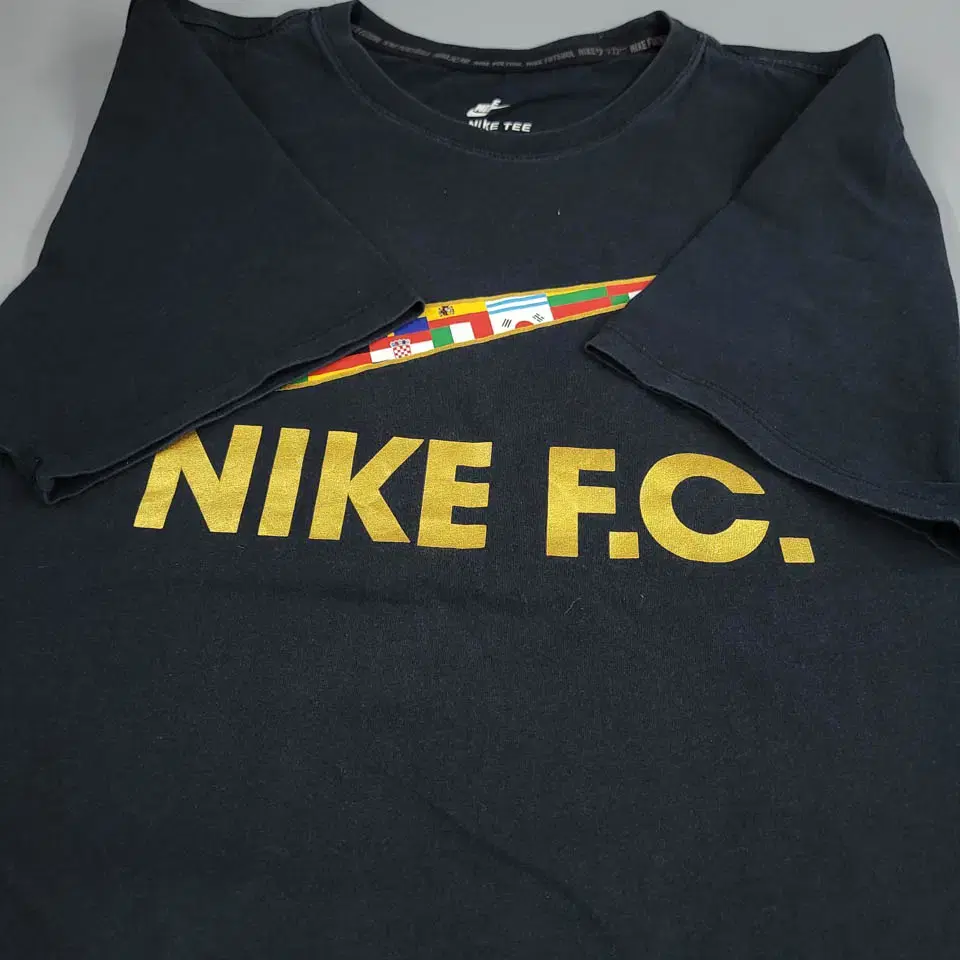 나이키 피그먼트 블랙 골드 유광 NIKE FC 축구 풋볼 국기 스우시 빅