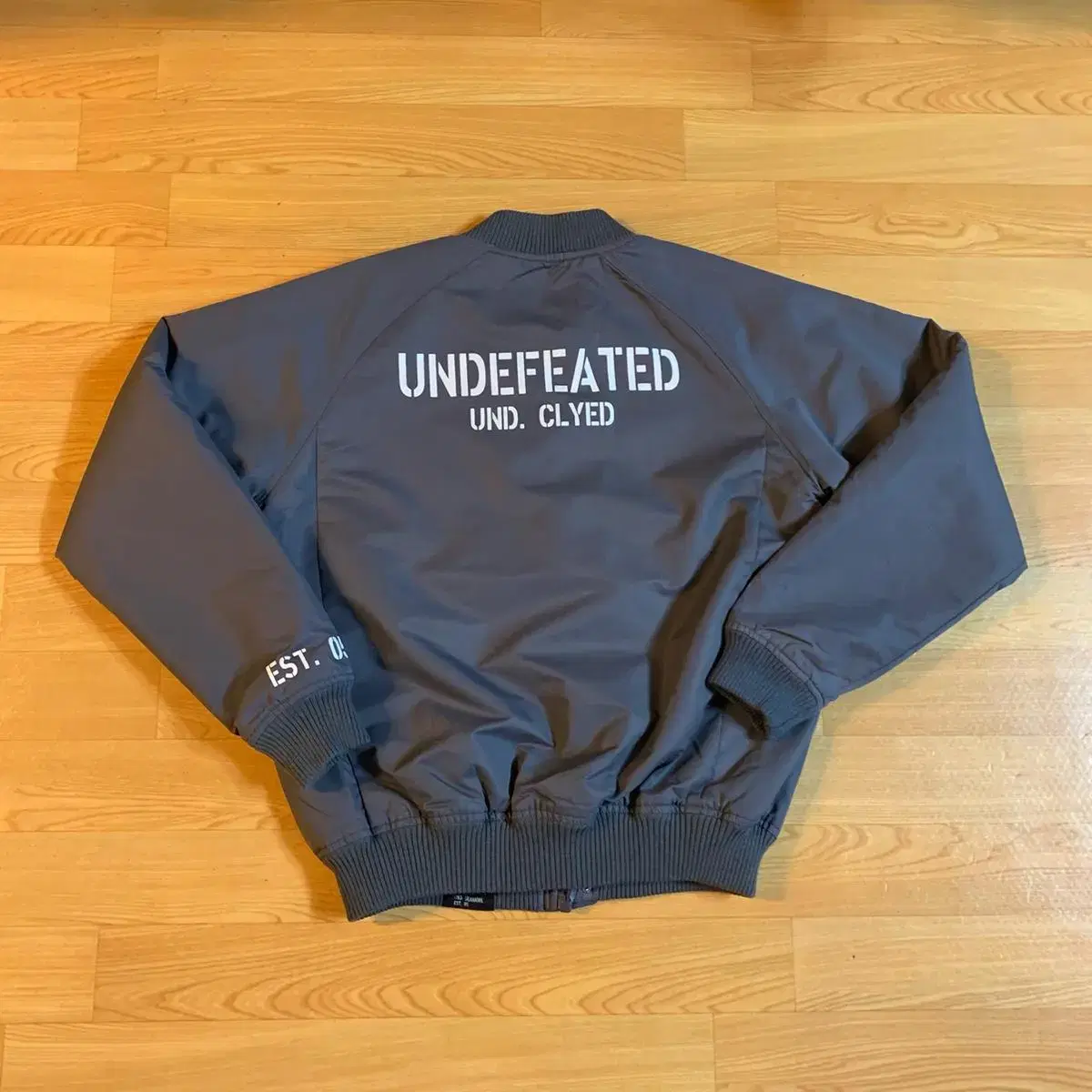 언디핏(Undefeated) 패치 블루종 점퍼 그레이S