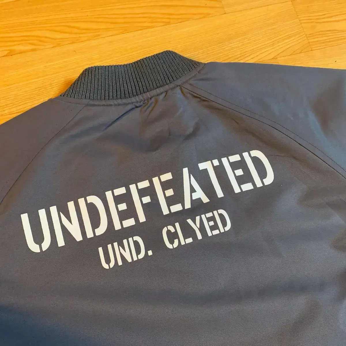 언디핏(Undefeated) 패치 블루종 점퍼 그레이S