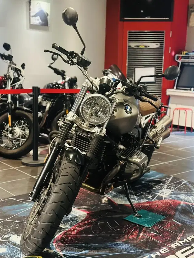 17년 BMW R9T 스크램블러 판매합니다