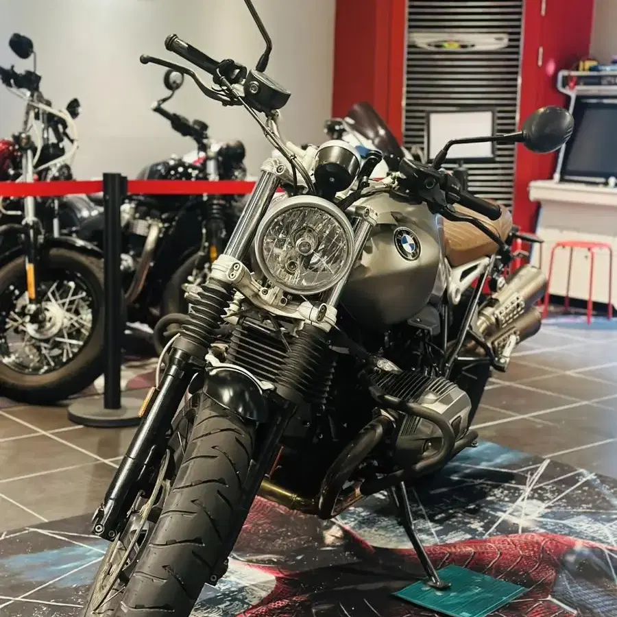 17년 BMW R9T 스크램블러 판매합니다