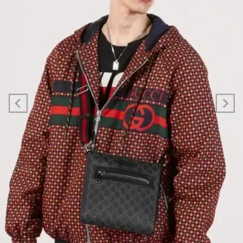 GUCCI  GG수프림 스몰 메신저백