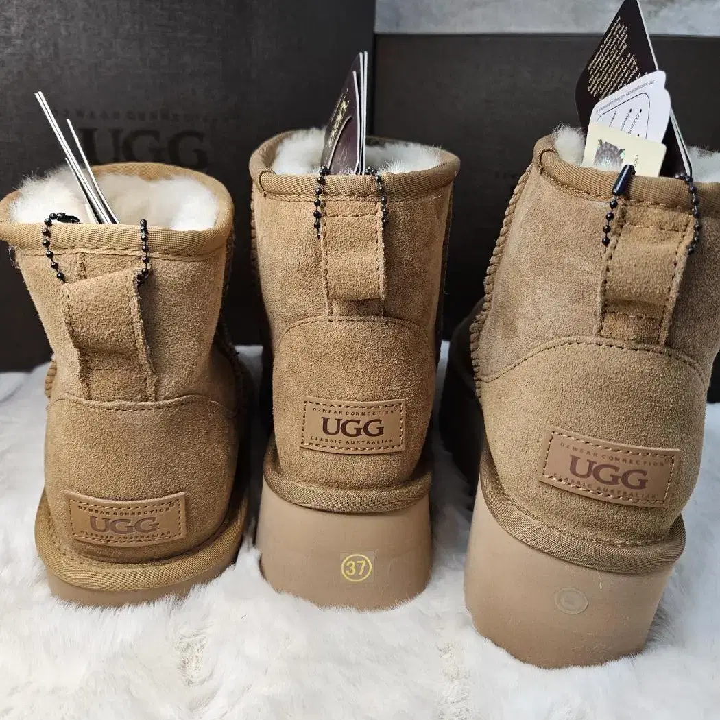 새상품 호주 오즈웨어 UGG 클래식 미니어그부츠 235, 240,255