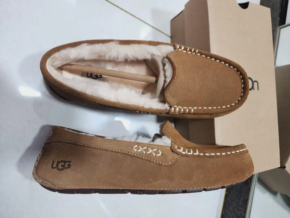 UGG 어그 로퍼 앤슬리 양털 모카신 US7