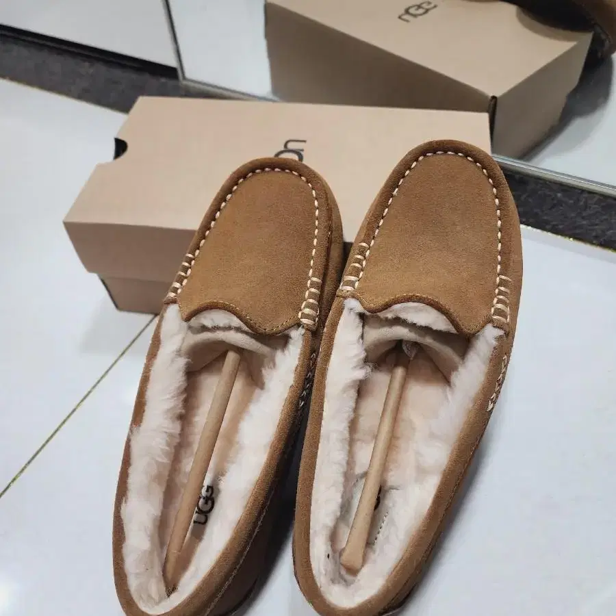 UGG 어그 로퍼 앤슬리 양털 모카신 US7