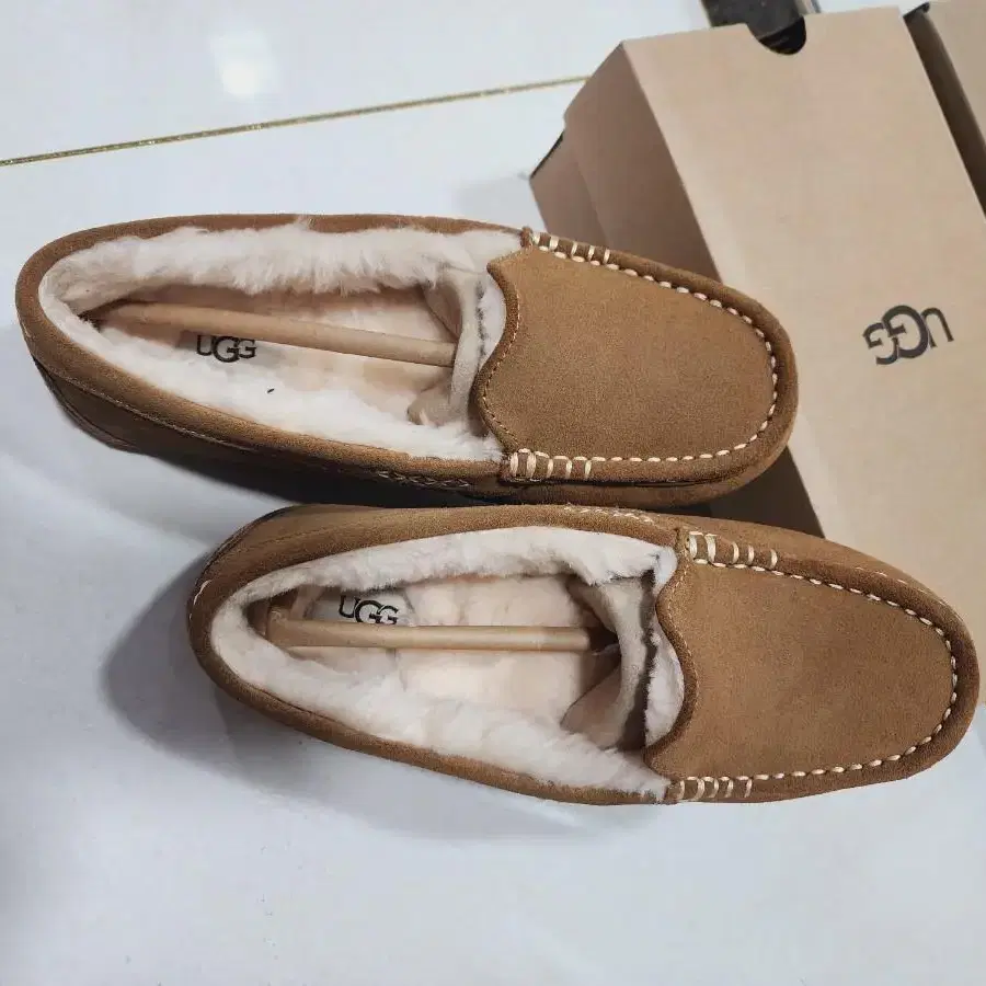 UGG 어그 로퍼 앤슬리 양털 모카신 US7