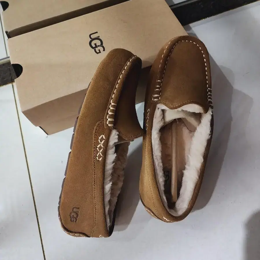 UGG 어그 로퍼 앤슬리 양털 모카신 US7