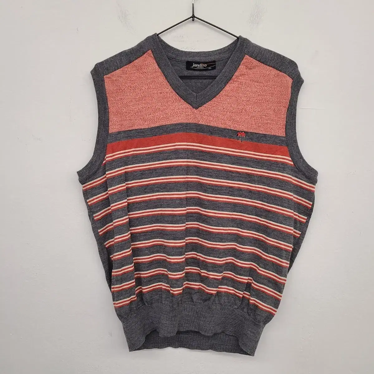 [100/L] Selling a v-neck striped knit vest with grass.