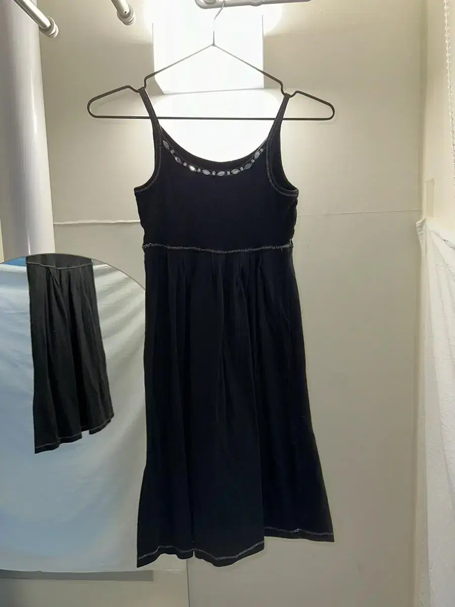 Beads neck black mini dress 블랙 비즈 미니 드레스