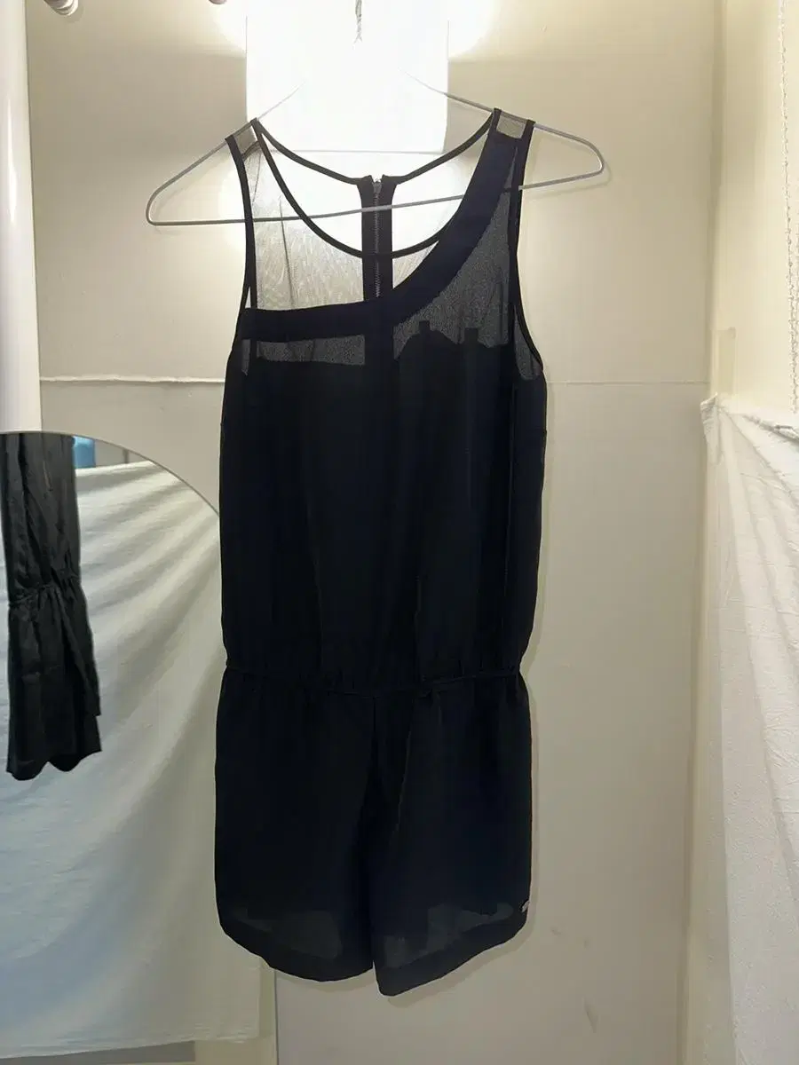 Guess asymmetric jumpsuit 게스 블랙 점프수트