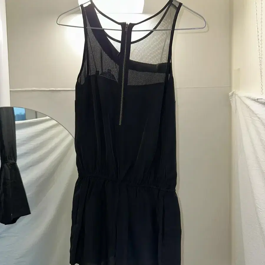 Guess asymmetric jumpsuit 게스 블랙 점프수트